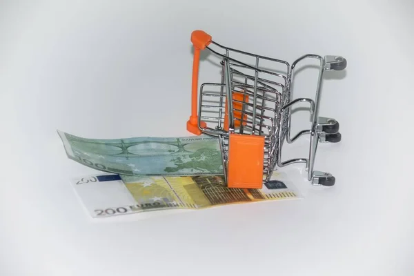 Avronun üzerinde küçük bir tramvay uzanır