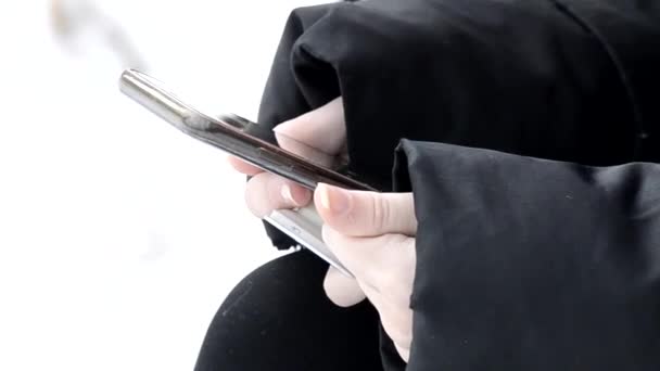 Händerna på nära håll. Söker information i en smartphone — Stockvideo