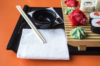 Turuncu arka planda rulo setleri yakın plan