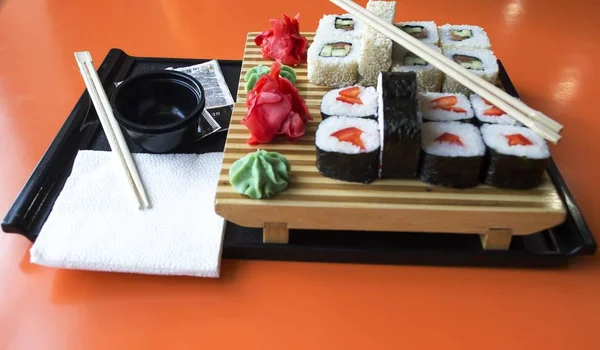 Conjunto de rollos sobre fondo naranja — Foto de Stock