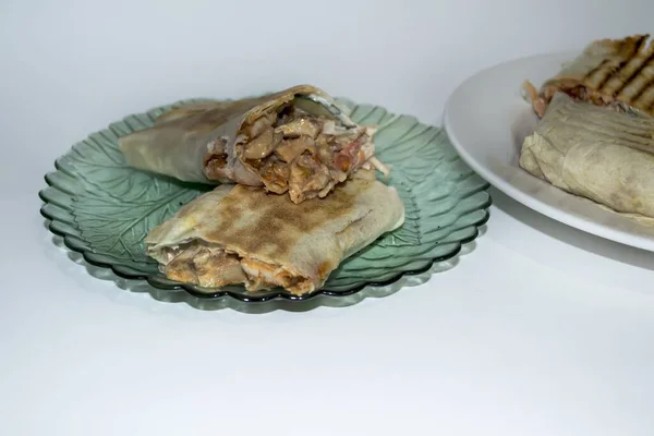 Shawarma tabakta ikiye bölündü..