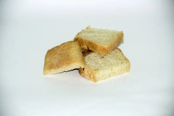 Snijd Brood Vrij Een Grijze Achtergrond — Stockfoto