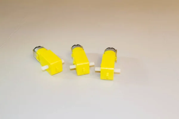 Tiga Gearbox Kuning Dengan Motor — Stok Foto
