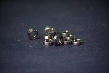 Mavi arka planda küçük yönler