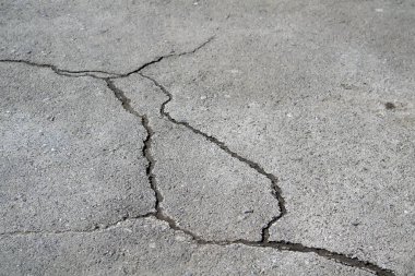 Asfaltta büyük çatlaklar var.