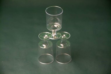 Üç plastik şeffaf yığın bir piramidin içinde duruyor.