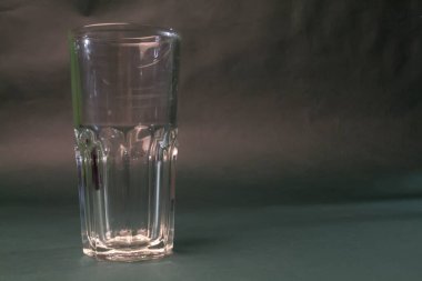 Gradyan koyu arkaplanda cam var.