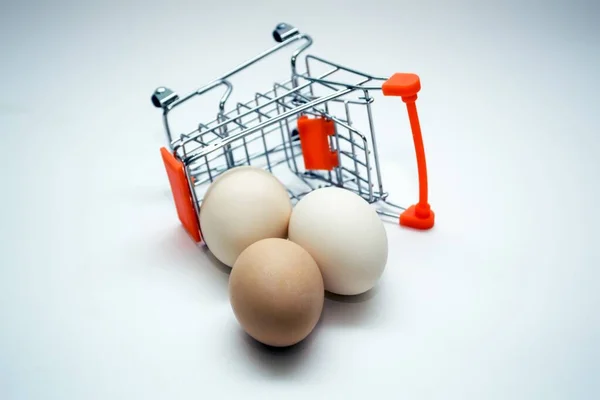 上下颠倒的小购物车里的鸡蛋 — 图库照片