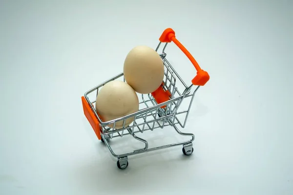 小购物车里的鸡蛋 — 图库照片