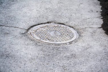 Kapak ve gri asfalt