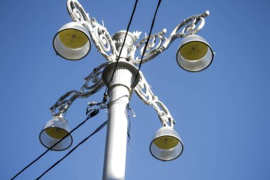 Açık mavi arkaplanda fenerler