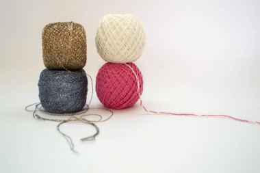 Birbiri üzerine dört iplik makarası.