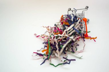 Ters çevrilmiş küçük kağıt dolu el arabası.