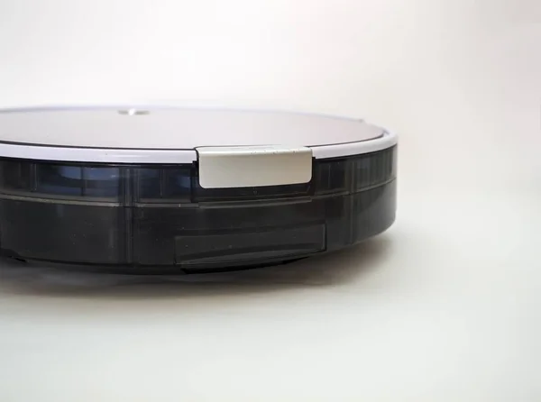 Arkadaki elektrikli süpürgenin fotoğrafı.