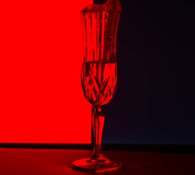 Kırmızı-siyah arka planda köpüklü cam..