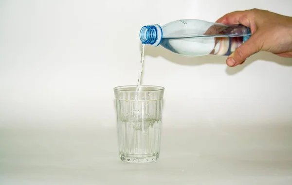 Рука Вливає Воду Склянку — стокове фото