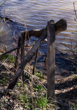 Nehre inmek için tırabzan..