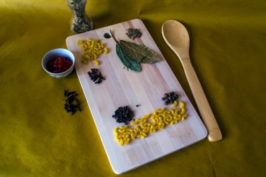 Tahtada makarna ve diğer malzemeler.