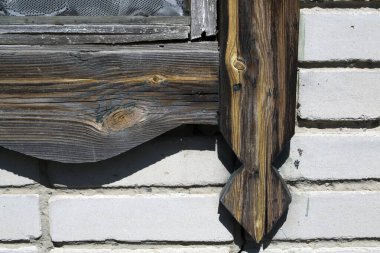 Bir sürü yuvarlak tahta sopa yakın mesafede..