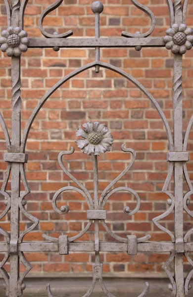 Eski sahte çit. Tuğla içinde belgili tanımlık geçmiş.