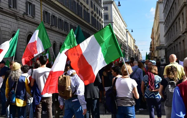 Manifestanti Italiani Contro Euro Unione Europea Chiedono Italexit Sventolano Bandiere — Foto Stock