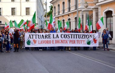 İtalyan göstericiler Avrupa ve Avrupa Birliği 'ne karşı Roma sokaklarında İtalyan bayrakları sallayarak İtalya' dan çıkış istiyorlar. Roma, İtalya. 12 Ekim 2019.