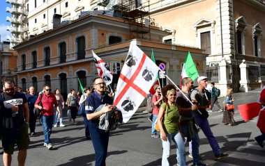 İtalyan göstericiler Avrupa ve Avrupa Birliği 'ne karşı Roma sokaklarında İtalyan bayrakları sallayarak İtalya' dan çıkış istiyorlar. Roma, İtalya. 12 Ekim 2019.
