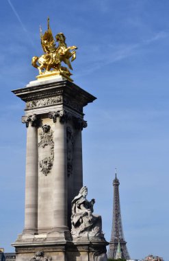 Pont Alexandre III 'ten Eiffel turu. Mavi gökyüzü. Paris, Fransa.