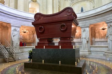 Les Invalides kompleksindeki Napolyon Bonapart 'ın mezarı. Paris, Fransa. 17 Ağustos 2019.