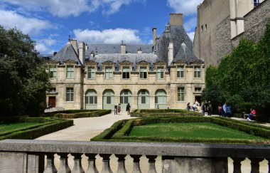 Hotel de Sully Sarayı, Place des Vosges yakınlarındaki Le Marais Mahallesi 'nde. Paris, Fransa. 14 Ağustos 2019.