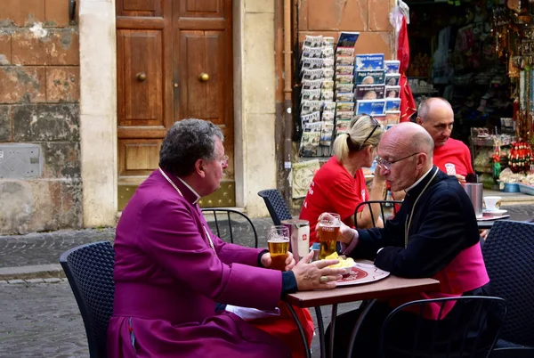 Een Pauselijke Monseigneur Een Bisschop Nemen Een Pauze Vaticaanse Buurt — Stockfoto
