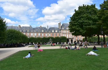 Place des Vosges, şehrin en eski meydanı. Paris mi? Fransa. 14 Ağustos 2019.