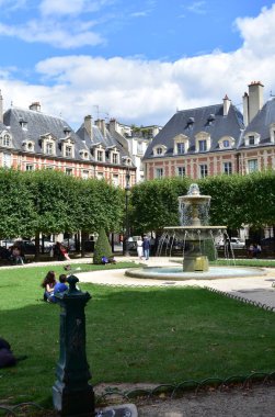 Place des Vosges, şehrin en eski meydanı. Paris mi? Fransa. 14 Ağustos 2019.