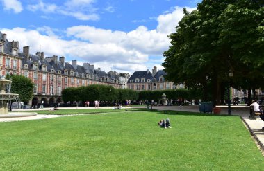 Place des Vosges, şehrin en eski meydanı. Paris mi? Fransa. 14 Ağustos 2019.