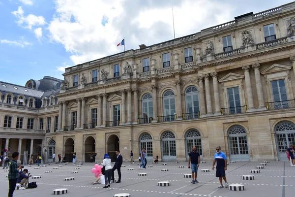 Ünlü Palais Royal, Louvre Müzesi 'ne yakın eski Kraliyet Sarayı. Paris, Fransa. 16 Ağustos 2019.