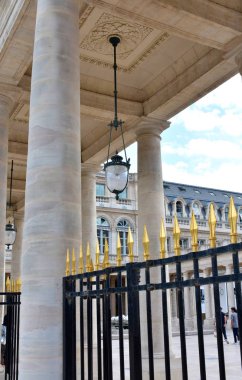 Ünlü Palais Royal, Louvre Müzesi 'ne yakın eski Kraliyet Sarayı. Paris, Fransa. 16 Ağustos 2019.