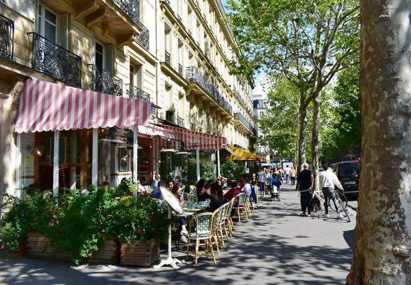 Teraslı Paris kafeleri ve Latin Mahallesi 'ndeki insanlar. Saint Germain Bulvarı. Paris, Fransa. 15 Ağustos 2019.