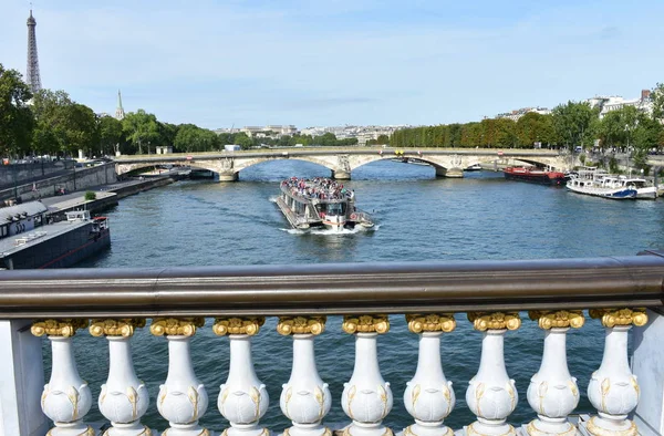 Vista Desde Pont Alexandre Iii Con Torre Eiffel Barco Turístico —  Fotos de Stock