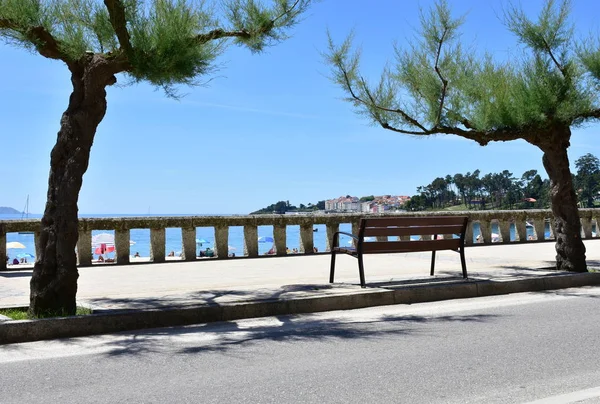 View Silgar Beach Promenade Stone Handrail Wooden Bench Rias Baixas — Stock Photo, Image