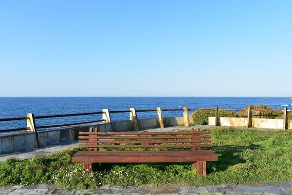 Strandpromenade Mit Aussichtspunkt Und Holzbank Ribadeo Lugo Provinz Galicien Spanien — Stockfoto