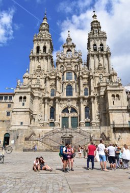 Camino de Santiago 'nun ünlü haccında hacıların fotoğraf çektiği katedral. Plaza del Obradoiro, Santiago de Compostela, İspanya. 4 Ağustos 2019.