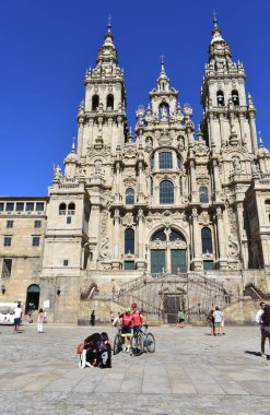 Camino de Santiago 'nun son aşamasında hacıların fotoğraf çektiği katedral. Plaza del Obradoiro, Santiago de Compostela, İspanya. 28 Temmuz 2019.