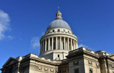 Mavi gökyüzü olan Pantheon. Kubbeye yakın çekim. Paris, Fransa.