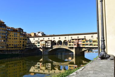 Ponte Vecchio ve Arno Nehri mavi gökyüzüyle. Floransa, İtalya.