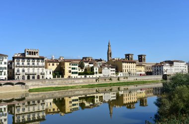 Santa Croce Çan Kulesi ve su yansıması ile Arno Nehri manzarası. Floransa, İtalya.
