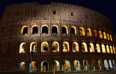 Geceleri Colosseo. Roma, İtalya.