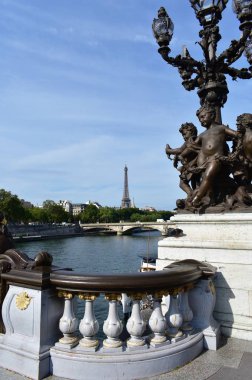 Pont Alexandre III 'ten Eiffel turu. Bronz sokak lambası ve tırabzanıyla. Paris, Fransa.