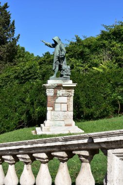 Cola di Rienzo heykeli 1877 'de Cordonata Capitolina merdivenlerinin ve parmaklıkların yakınına dikildi. Roma, İtalya. 