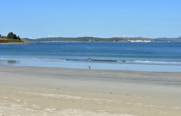 Пляж Мокрым Песком Женщина Голубое Небо Муксия Испания — стоковое фото