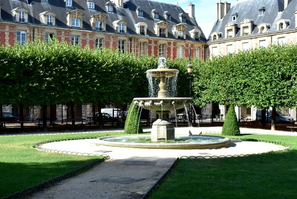 Fontein Aan Place Des Vosges Het Oudste Plein Van Stad — Stockfoto